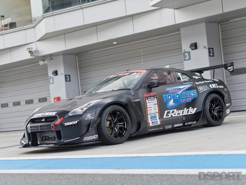 Как удержаться на грани рекорда: секреты профессионального дрифта на Nissan GT-R