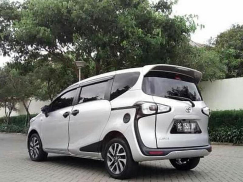 Как увлечься автомобилем Toyota Sienta, не тратя лишних денег