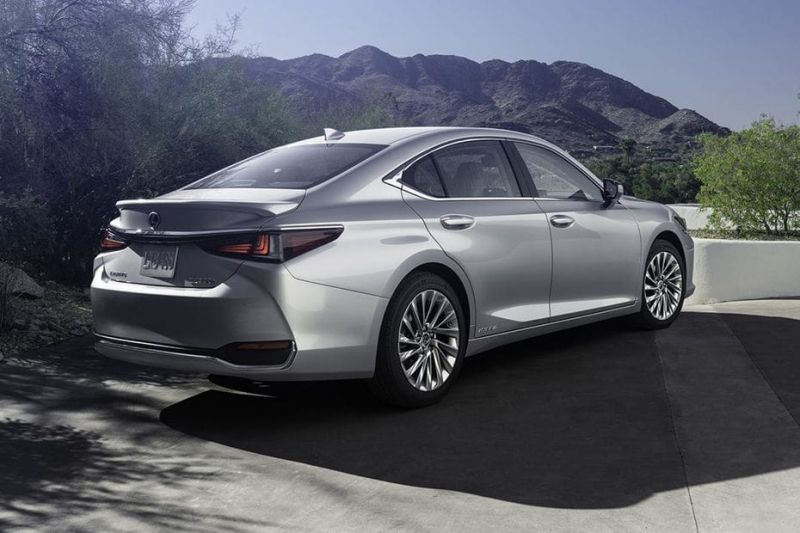 Как владельцы оценивают новый Lexus ES 350 2023 года: впечатляющий комфорт или разочарование