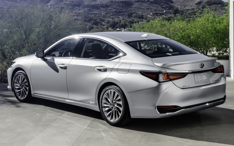 Как владельцы оценивают новый Lexus ES 350 2023 года: впечатляющий комфорт или разочарование