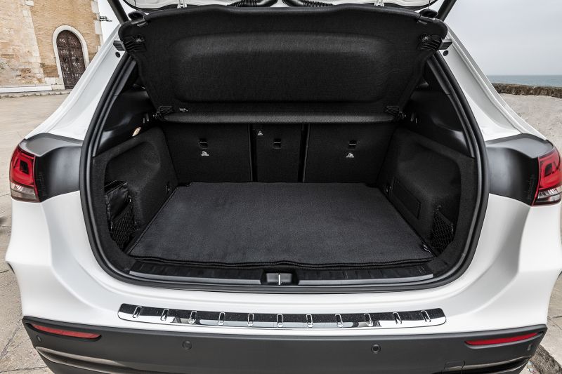 Как вместительный багажник в Мерседес GLA 250 позволит комфортно путешествовать этим летом