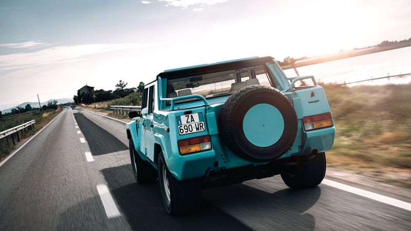 Как водитель Lamborghini LM002 Rambo переживает приключения за рулем легендарного пикапа. Узнайте самые интересные факты о владельцах Lamborghini LM Rambo