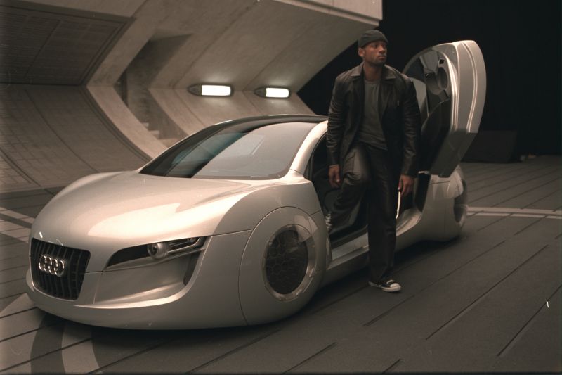 Как воплотить футуристическую мечту из фильма "Я робот": экстерьерные решения автомобиля Audi RSQ увлекут любителя автодизайна