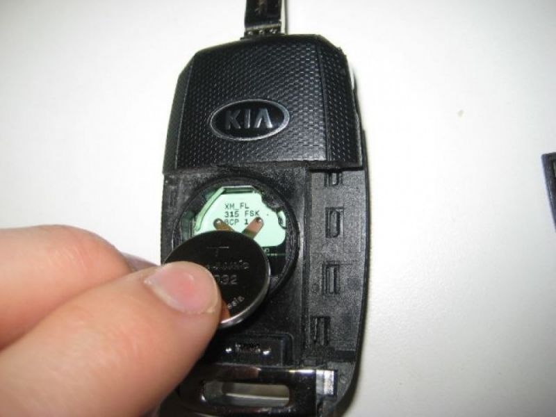 Как вскрыть и заменить батарейку в ключе Kia Sorento: советы для владельцев