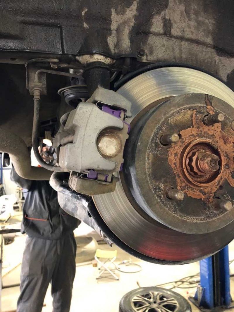 Как выбрать идеальные тормозные колодки для Toyota RAV4 в 2023 году: увлекательное руководство для водителей