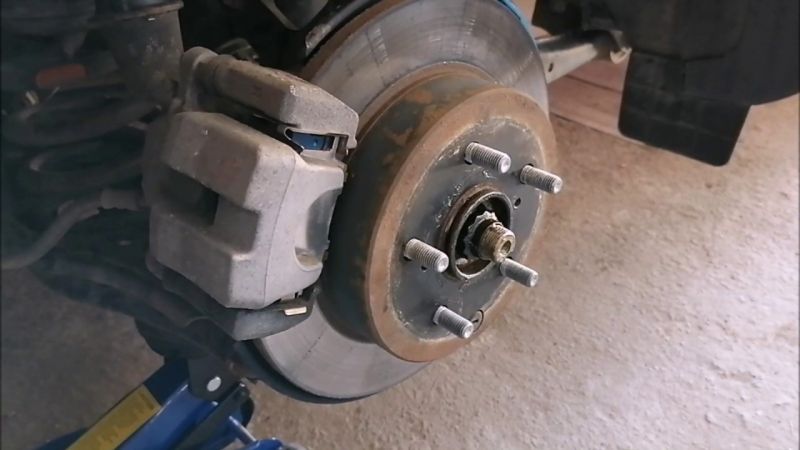 Как выбрать идеальные тормозные колодки для Toyota RAV4 в 2023 году: увлекательное руководство для водителей