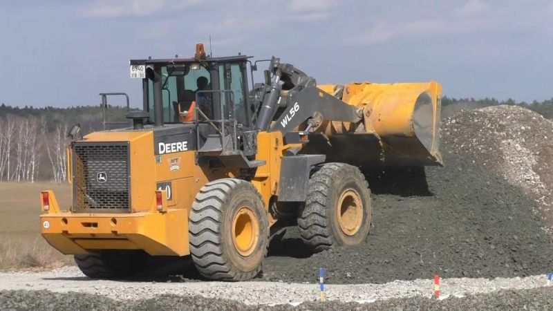 Как выбрать идеальный фронтальный погрузчик John Deere WL56: 7 советов