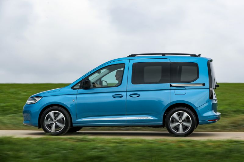 Как выбрать самый удобный автомобиль для семьи: Volkswagen Caddy Life 2023 в деталях