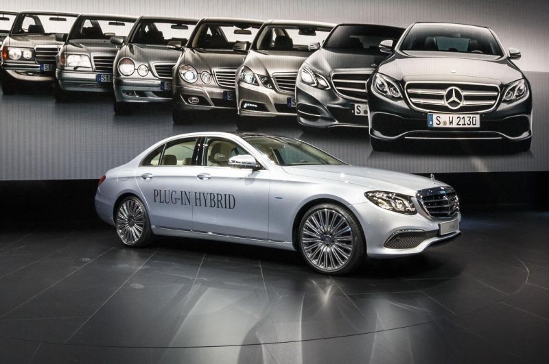 Как выглядят все поколения Mercedes-Benz E-класса: полная история модели
