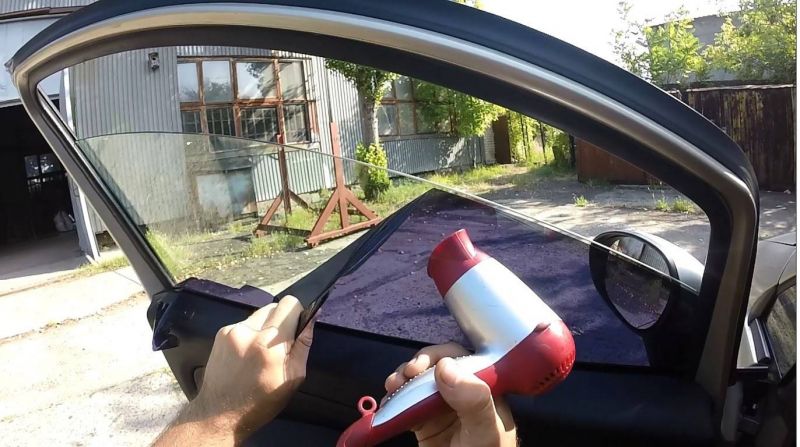 Как затонировать автомобиль и сделать ремонт тонировки стекол своими руками: простой и эффективный способ