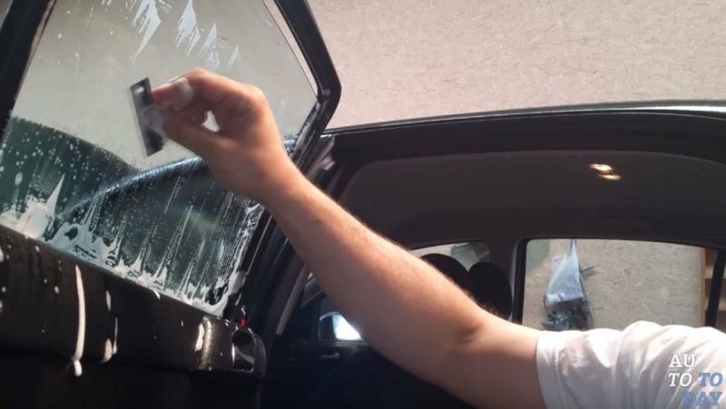 Как затонировать автомобиль и сделать ремонт тонировки стекол своими руками: простой и эффективный способ