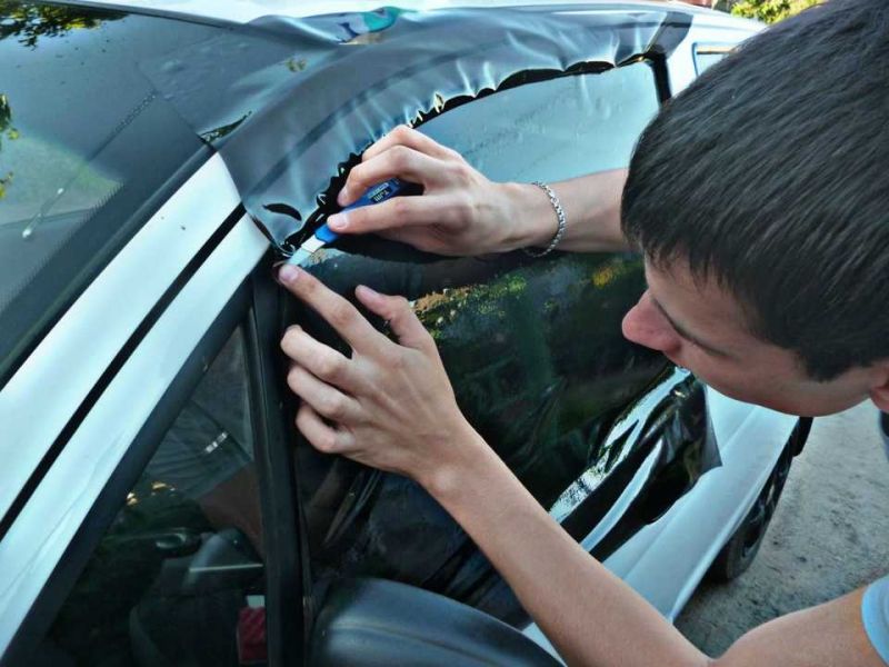 Как затонировать автомобиль и сделать ремонт тонировки стекол своими руками: простой и эффективный способ