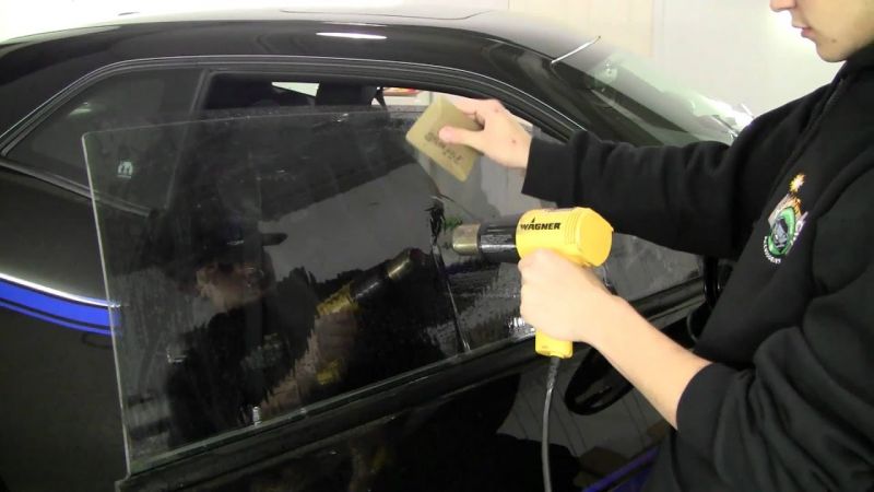 Как затонировать автомобиль и сделать ремонт тонировки стекол своими руками: простой и эффективный способ