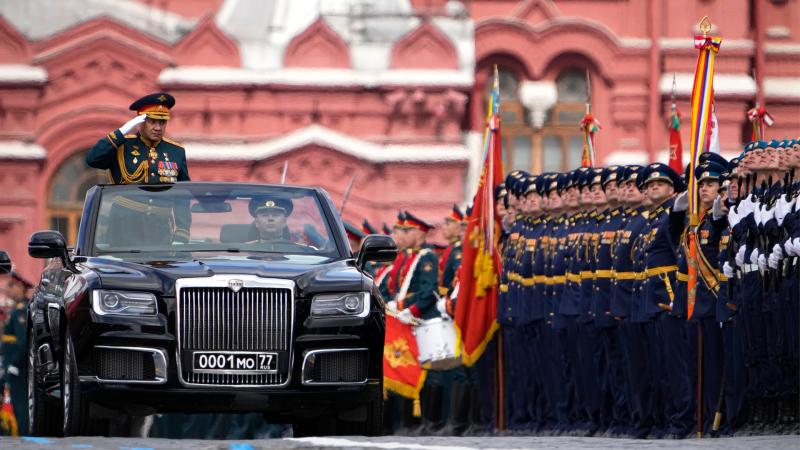 Какие уникальные автомобили участвуют в параде Победы на Красной площади в 2023 году: необычный обзор