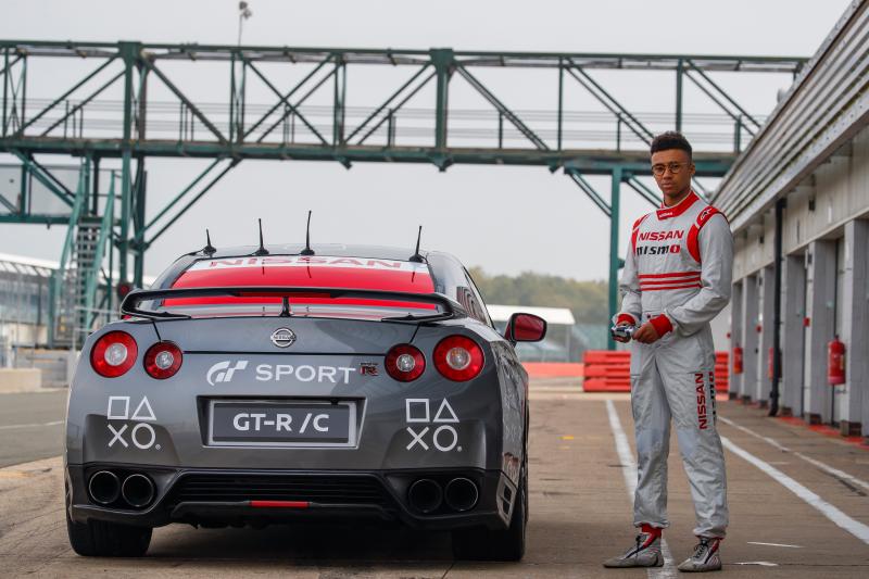 Какой легендарный спорткар Nissan GT-R манит тест-драйвом