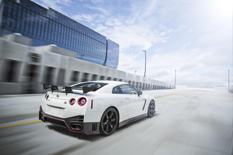 Какой легендарный спорткар Nissan GT-R манит тест-драйвом