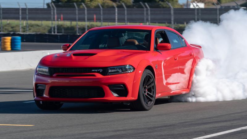 Может ли Dodge Charger SRT Hellcat погрузить вас в мир высоких скоростей и драйва: давайте разбираться