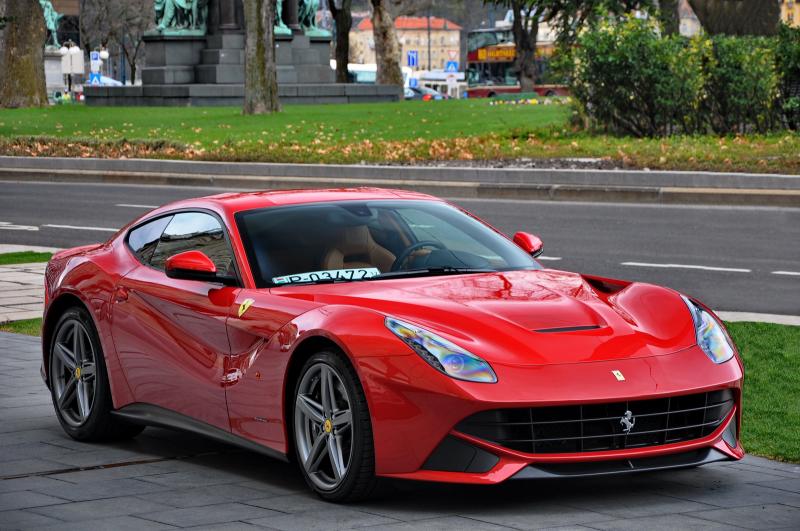 Насколько дорогая машина Ferrari F12 Berlinetta: любопытные факты о ее стоимости