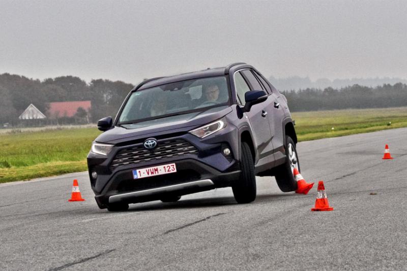 Насколько хорошо проявит себя Toyota RAV4 в тест-драйве: узнайте больше о его возможностях
