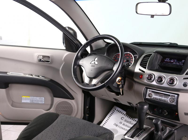 Насколько комфортабельна кабина Mitsubishi L200 производства 2006-2019 года: перечень основных преимуществ