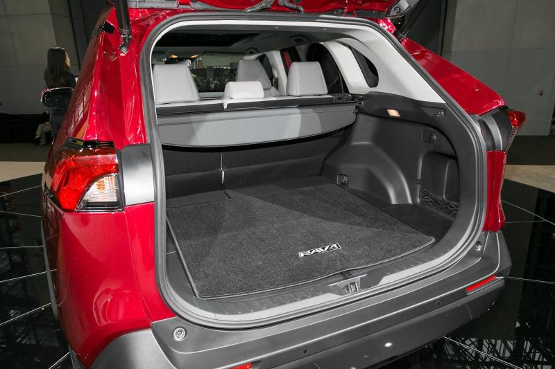Насколько вместительный багажник у новой Тойота RAV4 2023 года: подробный разбор габаритов и клиренса