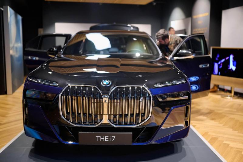 Насколько впечатляющим может быть новый BMW X7 2023 без числа "15" в заголовке