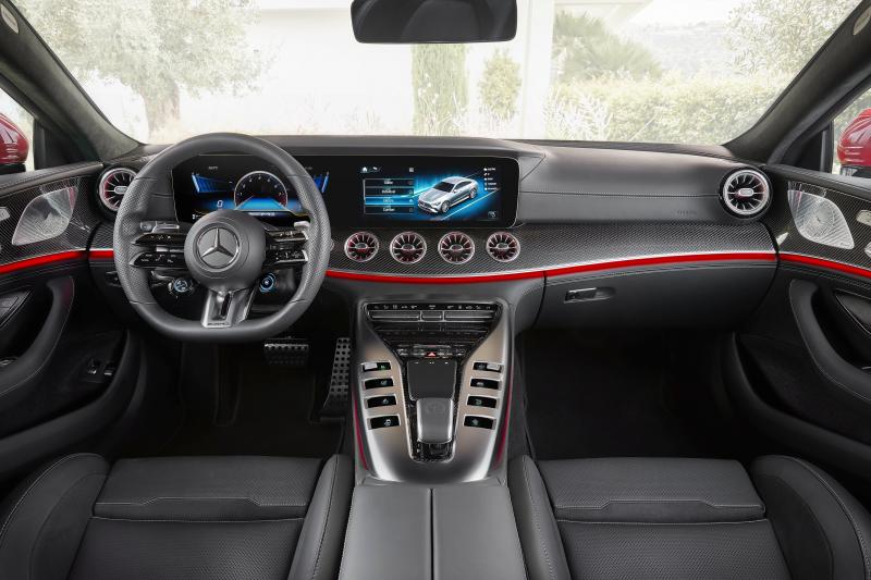 Насладиться мощностью болида Mercedes-AMG GT 63 S 2023: взгляд внутрь и снаружи