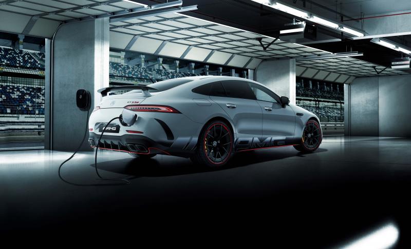Насладиться мощностью болида Mercedes-AMG GT 63 S 2023: взгляд внутрь и снаружи
