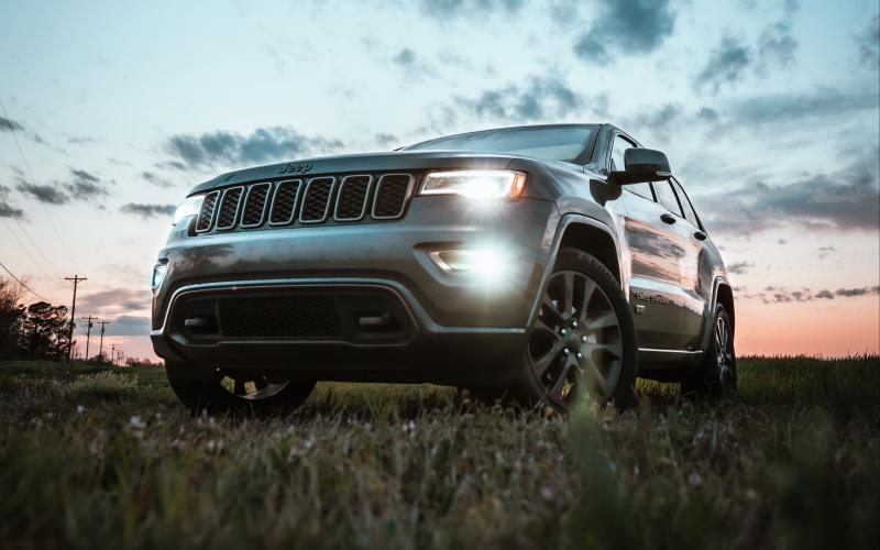 Наслаждайтесь видом легендарного внедорожника в своём интерьере: какие обои с изображением Jeep Grand Cherokee подойдут вашему стилю