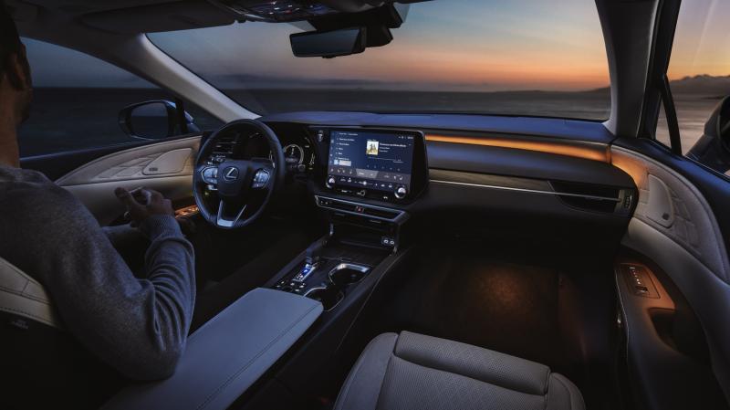 Насыщенная жизнь в пути: почему седан Lexus LS 600hL 2023 года идеален для путешествий