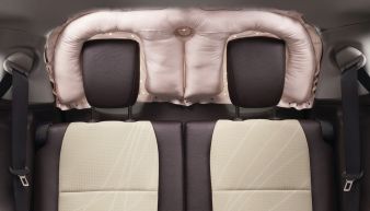 На снимке - подушки безопасности, защищающие головы задних пассажиров