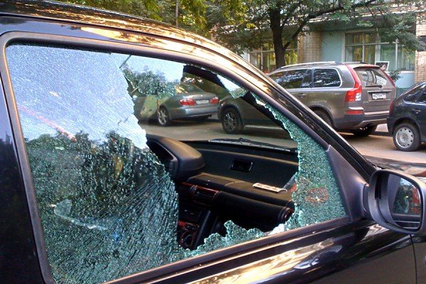 Разбитое стекло машины