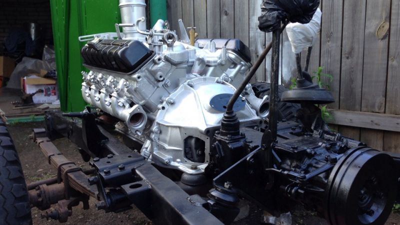 Ваш двигатель V8 так силен, что готов привести УАЗика в движение