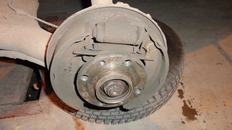 Решение проблемы: «Вибрирует педаль тормоза при торможении»