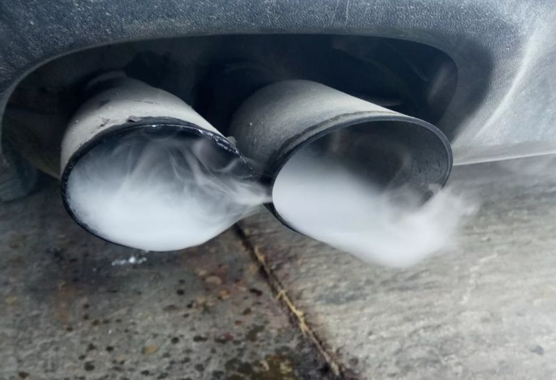 Выходит дым из глушителя Golf 4: как устранить проблему быстро и недорого